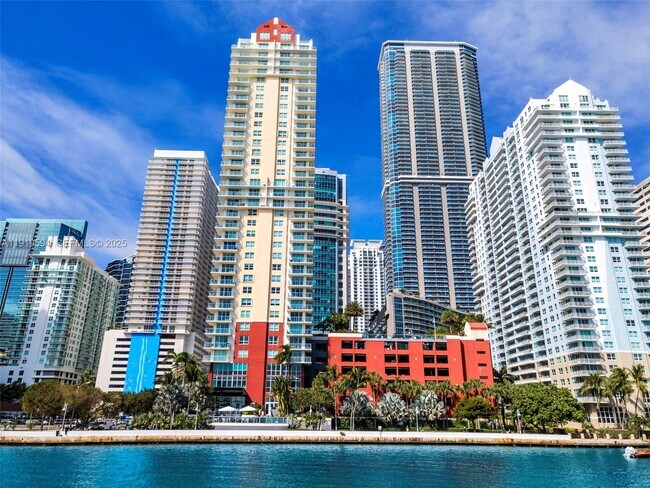 1155 Brickell Bay Dr in Miami, FL - Building Photo - Building Photo