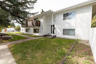 Triwood Gardens in Calgary, AB - Building Photo - Building Photo