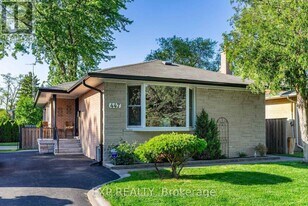 447 Taylor Mills Dr S in Richmond Hill, ON - Building Photo