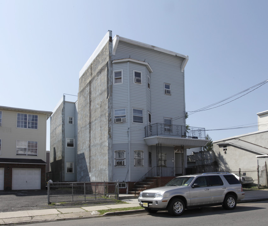 111 6th St in Elizabeth, NJ - Building Photo