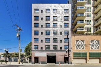 300 division in Chicago, IL - Building Photo - Building Photo