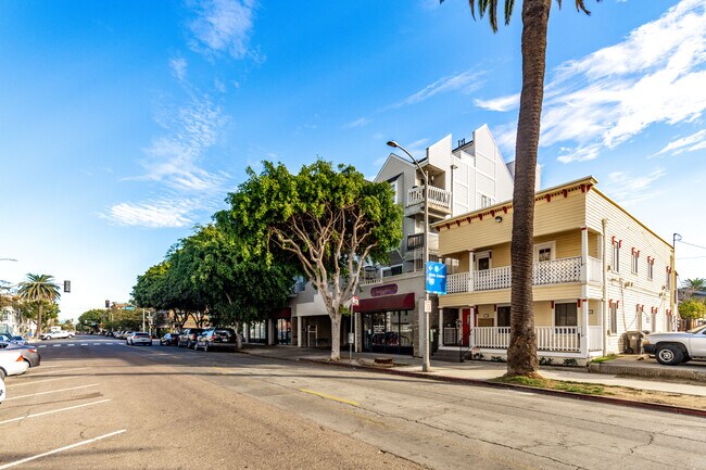248-256 Elm Ave in Long Beach, CA - Foto de edificio - Building Photo