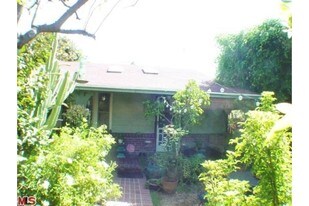 920 Hilldale Ave in West Hollywood, CA - Building Photo