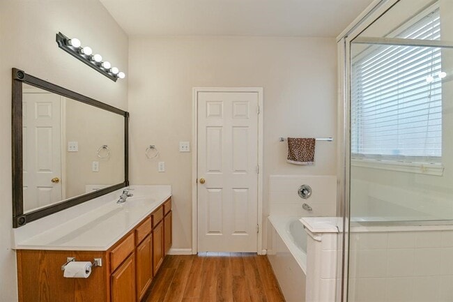 1030 Riverwood Dr in Dickinson, TX - Building Photo - Building Photo