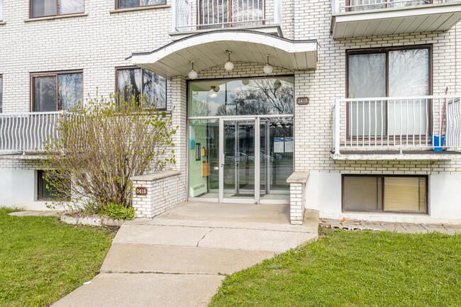 2416 De La Côte-Vertu Boul in Montréal, QC - Building Photo - Building Photo