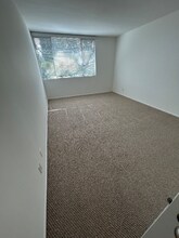 12221 San Vicente Blvd in Los Angeles, CA - Foto de edificio - Building Photo