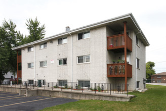 Meade Court Apartments in Fox Lake, IL - Building Photo - Building Photo