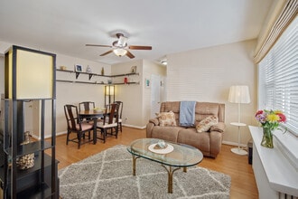 4803 Wellington Dr, Unit 4 in Chevy Chase, MD - Building Photo - Building Photo