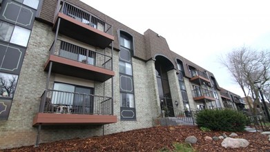 Country Club Manor Apartments in West St. Paul, MN - Building Photo - Building Photo