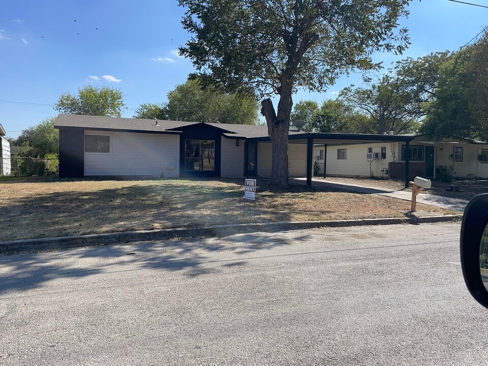 410 W Lindbergh Blvd in Universal City, TX - Building Photo