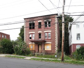 132 Oak St in New Britain, CT - Building Photo - Building Photo