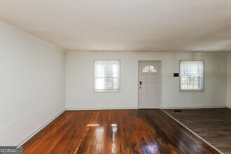 210 Oak Dr SE in Atlanta, GA - Foto de edificio - Building Photo