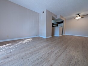 7098 Wildwood Cir, Unit 24 in Louisville, KY - Foto de edificio - Building Photo