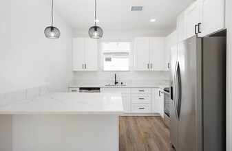 137 W Olive Dr in San Diego, CA - Building Photo - Building Photo