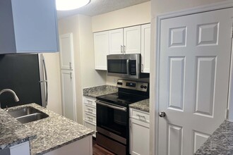 Essex Place Luxury Apartments in Tampa, FL - Building Photo - Building Photo