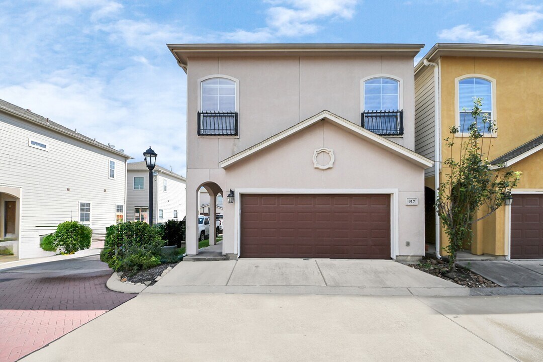 917 McKinney Park Ln in Houston, TX - Building Photo
