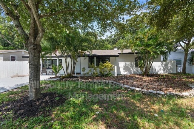 5642 55th St N in St. Petersburg, FL - Foto de edificio - Building Photo