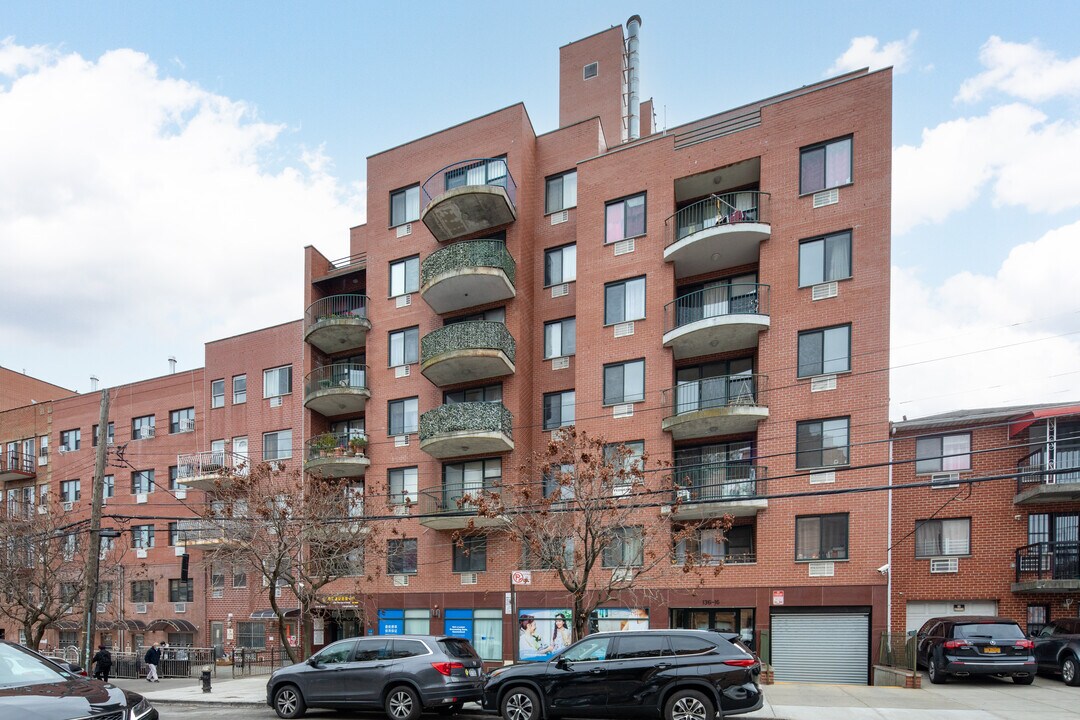 136-16 35th Ave in Flushing, NY - Building Photo