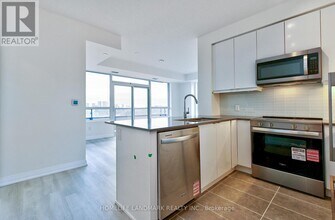 3270 Sheppard Ave E in Toronto, ON - Building Photo - Building Photo