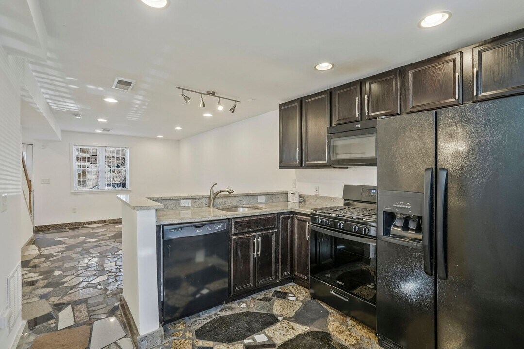 2268 Mt View Pl SE in Washington, DC - Building Photo