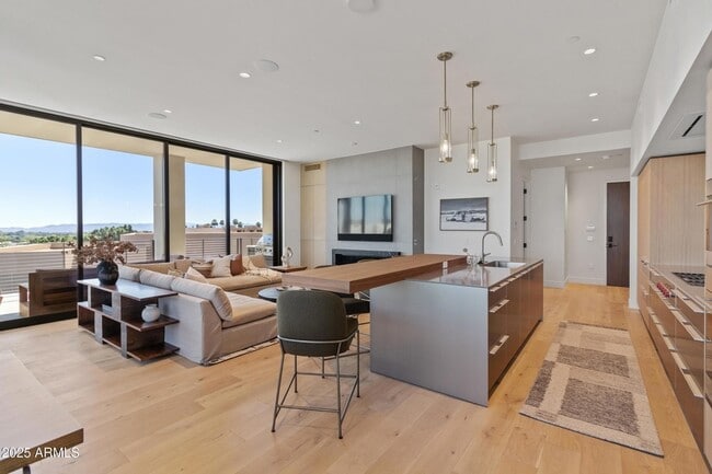 5000 N Camelback Rdg Dr, Unit 302 in Scottsdale, AZ - Foto de edificio - Building Photo