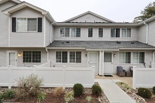 21 Parkside Rd in Bedminster, NJ - Building Photo