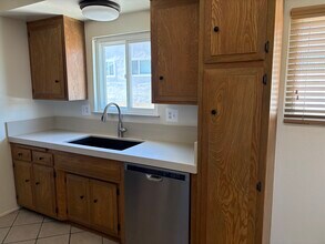 1239 Amethyst St, Unit D in Redondo Beach, CA - Foto de edificio - Building Photo