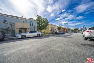 121 Cancion Way in Los Angeles, CA - Foto de edificio - Building Photo