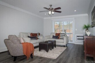 70 Middleton Rd in Bohemia, NY - Foto de edificio - Building Photo