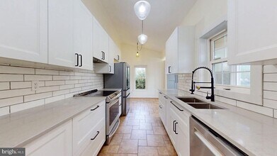 12043 Stoneford Dr in Woodbridge, VA - Building Photo - Building Photo