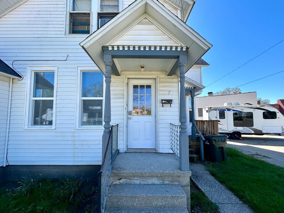 9-9 E Isabella Ave in Muskegon, MI - Building Photo