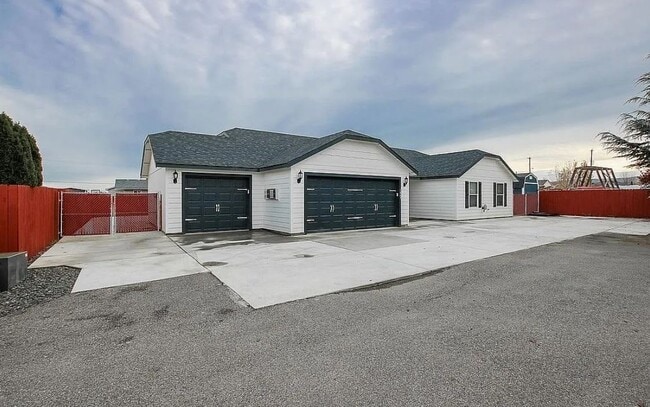 property at 1843 W 25th Ct