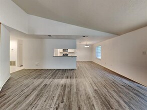 14 S White Pebble Ct in Spring, TX - Building Photo - Building Photo