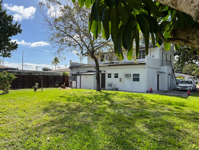 2205 Roosevelt St in Hollywood, FL - Building Photo - Building Photo