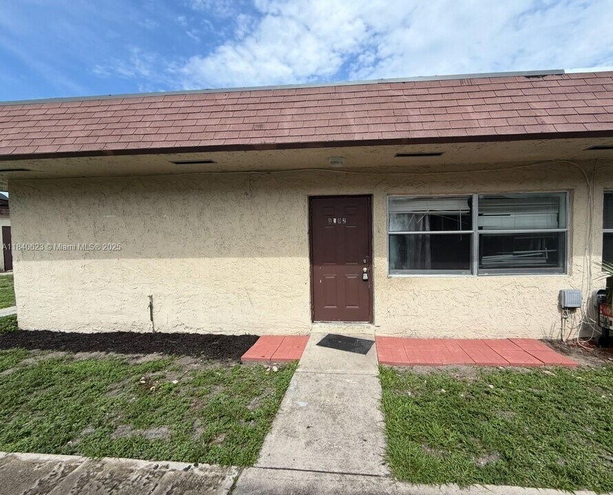 5402 NW 24th Ct in Lauderhill, FL - Building Photo