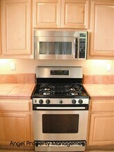 10101 E Taron Dr in Elk Grove, CA - Building Photo - Building Photo