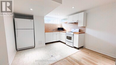 1028 McCullough Dr in Whitby, ON - Building Photo - Building Photo