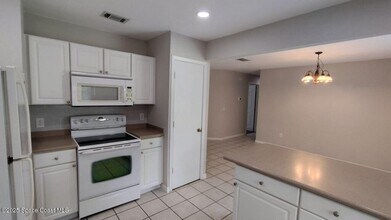 395 Embassy Ct NE in Palm Bay, FL - Building Photo - Building Photo