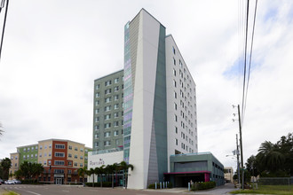 The Portland Apartments in St. Petersburg, FL - Foto de edificio - Building Photo