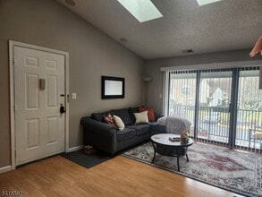 330 Penns Way in Bernards, NJ - Foto de edificio - Building Photo