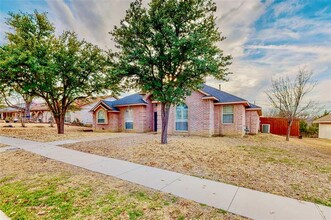 2006 Wellington Dr in Grand Prairie, TX - Building Photo - Building Photo