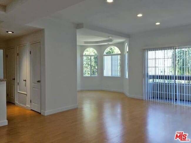 14430 Benefit St in Los Angeles, CA - Foto de edificio - Building Photo