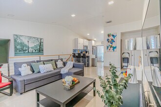 7690 W 29th Way in Hialeah, FL - Building Photo - Building Photo