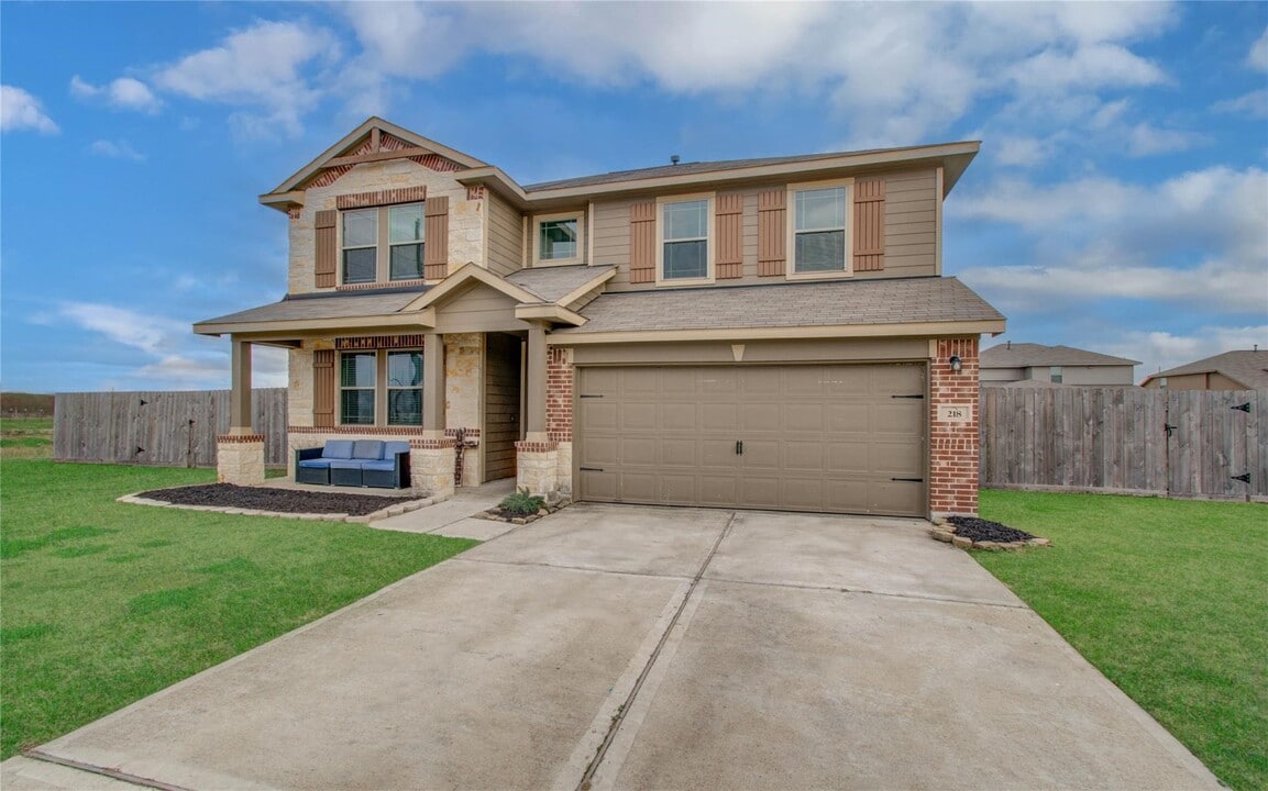 218 White Wing Ln in Sealy, TX - Building Photo