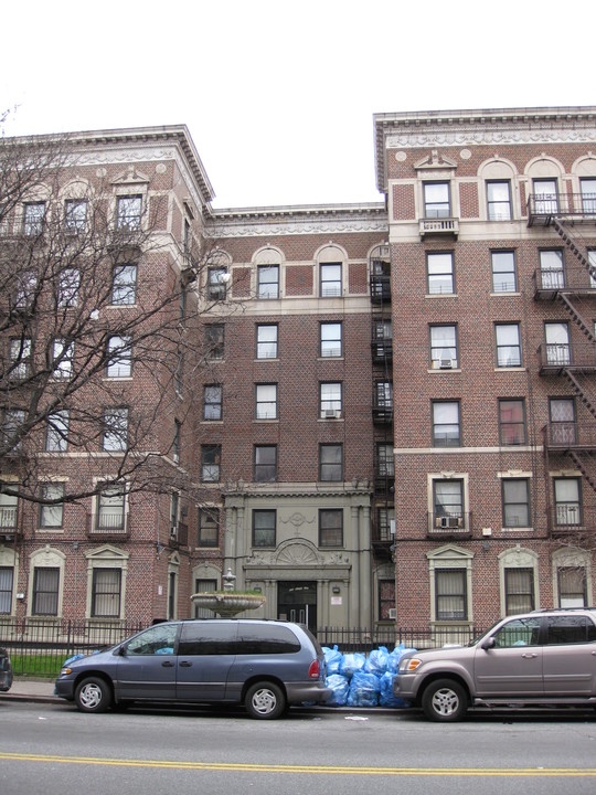 555 Ocean Ave in Brooklyn, NY - Building Photo