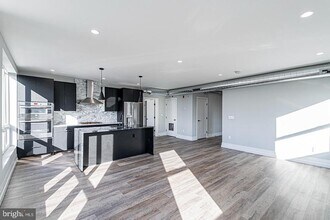 526 Brown St in Philadelphia, PA - Building Photo - Building Photo