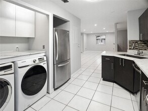 5755 NW 109th Ave in Doral, FL - Foto de edificio - Building Photo