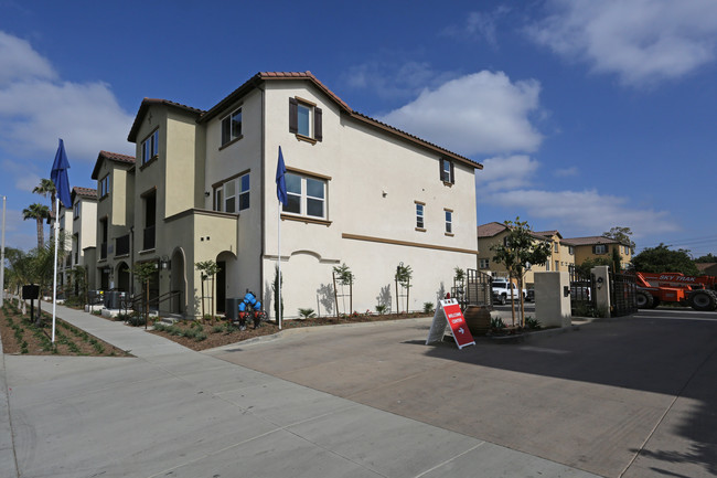 First and Pacific Townhomes in Santa Ana, CA - Foto de edificio - Building Photo