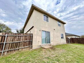 102 Adamae Ln in Hutto, TX - Building Photo - Building Photo