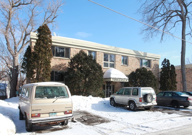 Tonka Villa in Excelsior, MN - Foto de edificio - Building Photo